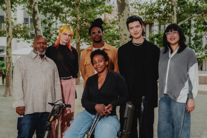 六位新晋碰撞器奖学金获得者合影