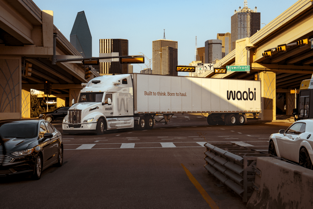 Waabi获10亿美元融资联手Uber进军Robotaxi，AI驱动自动驾驶开启双线作战新纪元