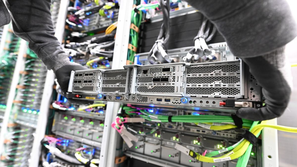 亚马逊利用英伟达的“AI工厂”技术，向竞争对手发起挑战