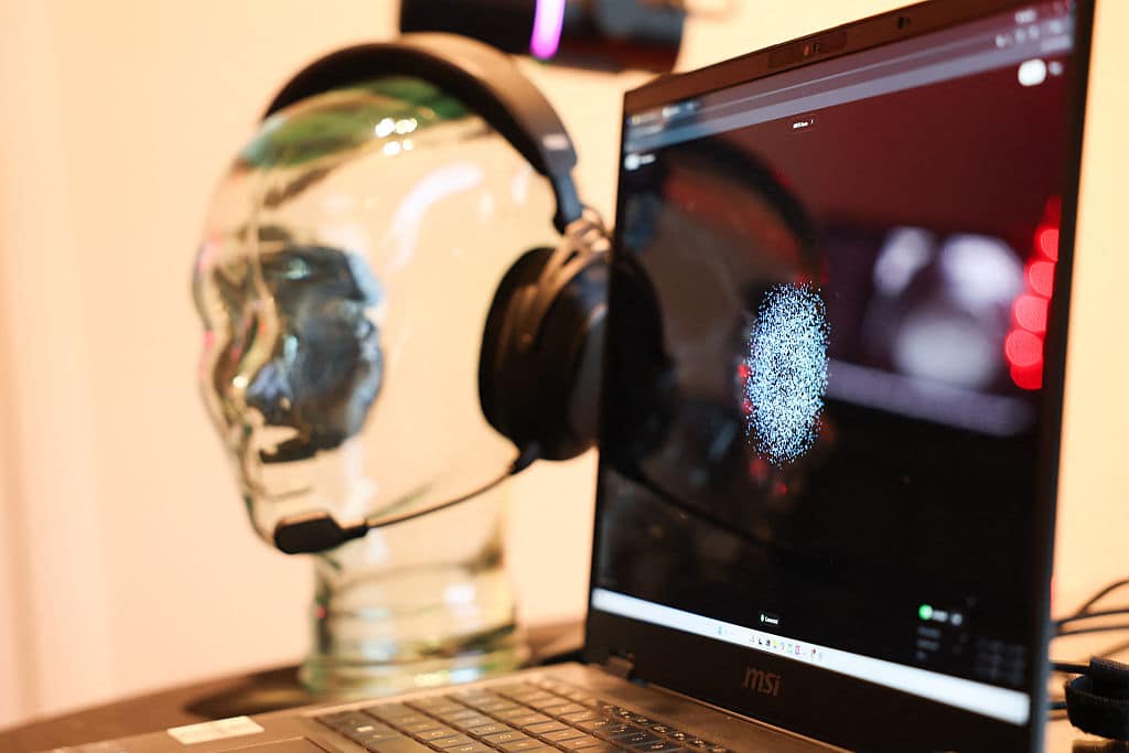 OpenAI重金押注脑机接口新赛道，非侵入式技术挑战Neuralink，人机融合时代加速到来