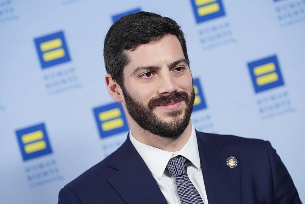 AI巨头砸千万美元狙击前科技高管竞选，美国AI监管战火已烧至国会山