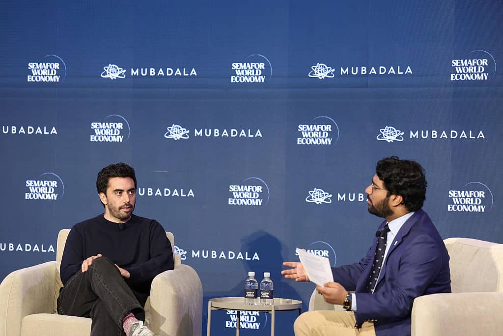 AI颠覆好莱坞：百亿美金CEO称AI可将1部大片成本拍出50部电影，是艺术还是数字游戏？