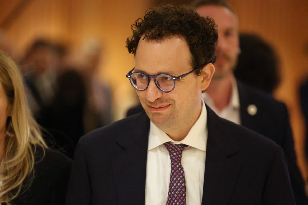 AI安全承诺接连崩塌，Anthropic拒建“杀人机器人”遭政府封杀，行业监管真空危机浮现